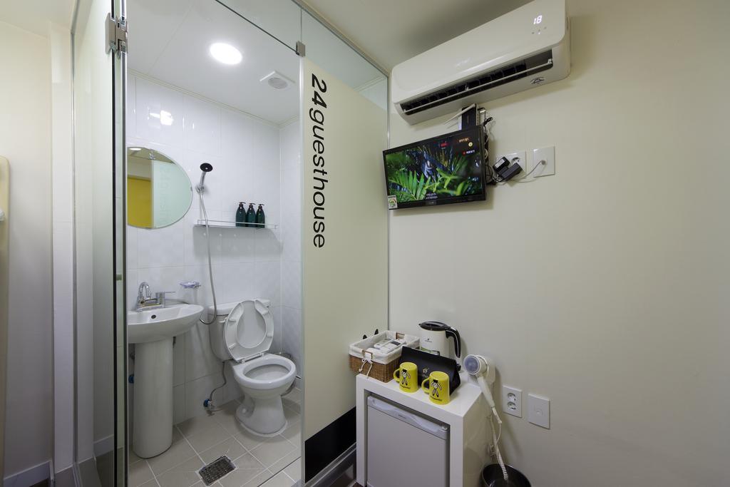 24 Guesthouse Myeongdong Town Сеул Номер фото