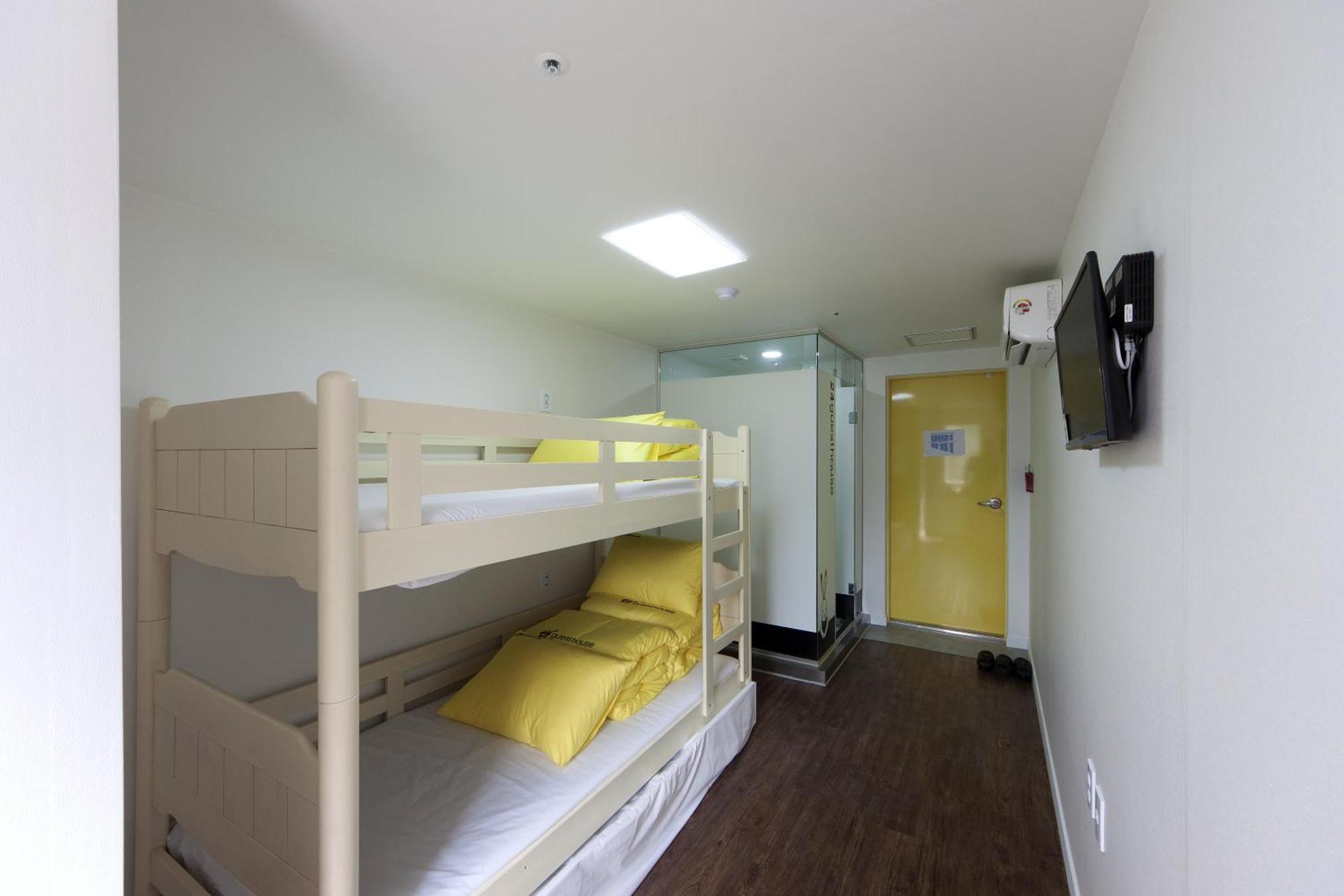 24 Guesthouse Myeongdong Town Сеул Номер фото