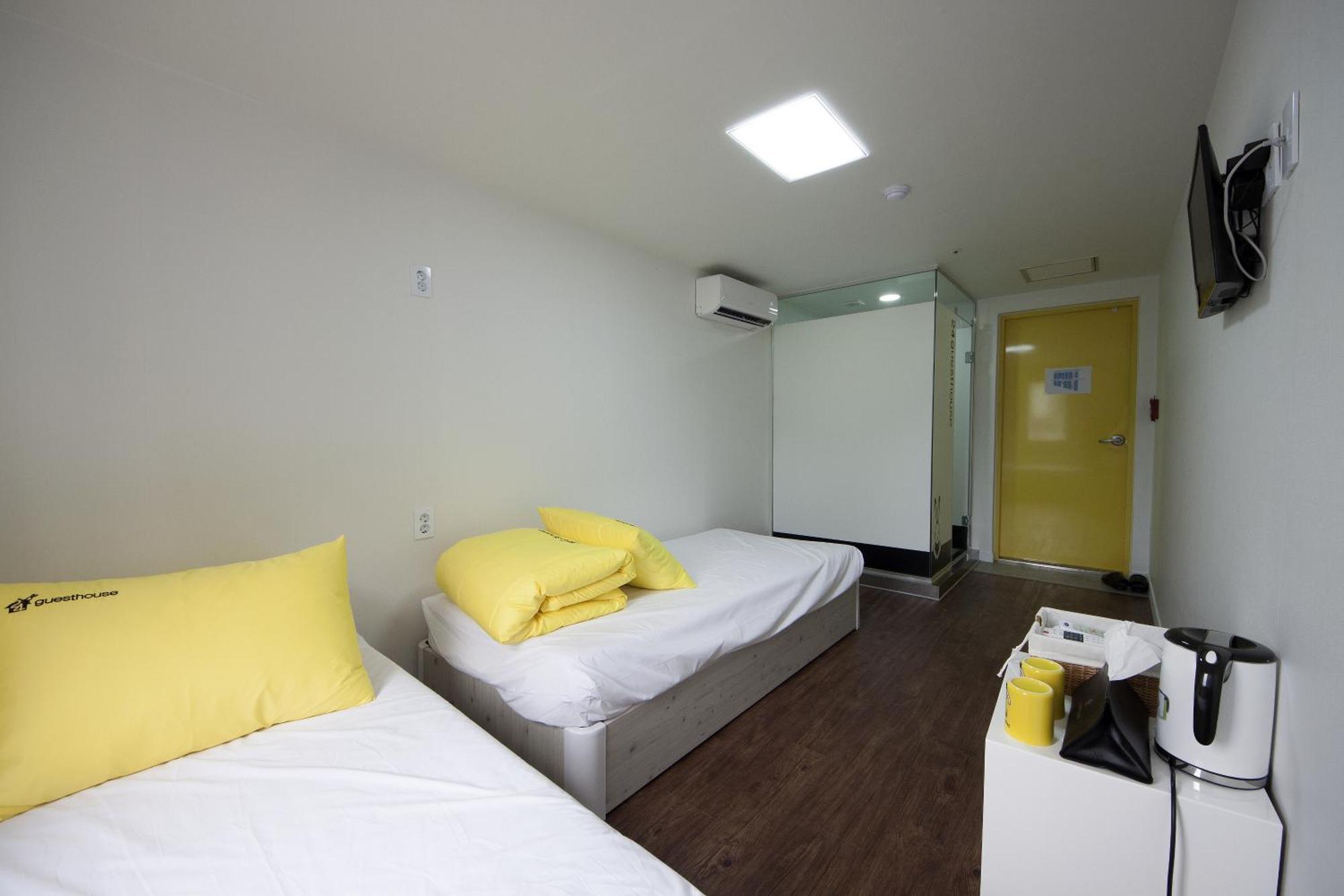 24 Guesthouse Myeongdong Town Сеул Номер фото